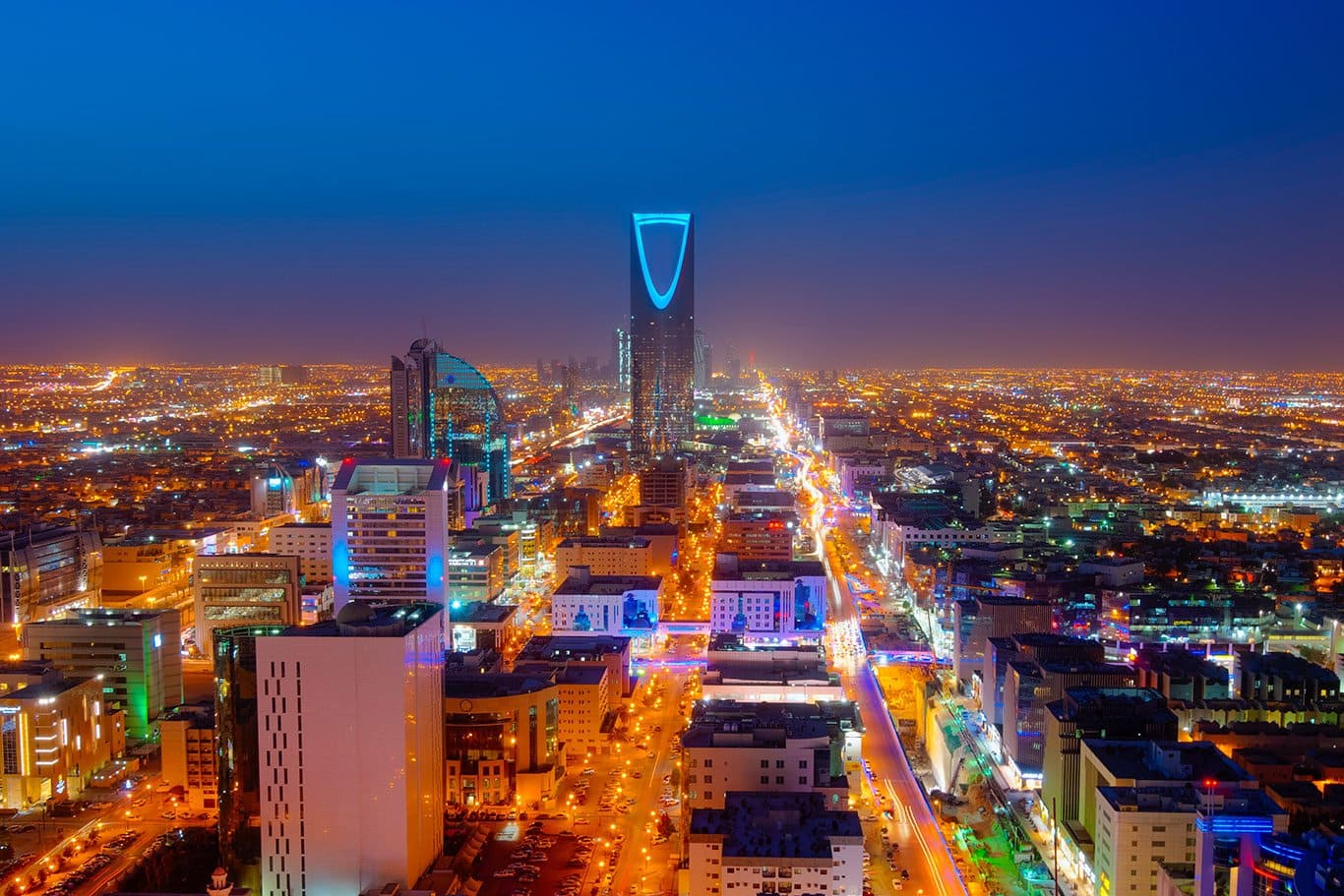 Pięknie oświetlone miasto Riyadh nocą w Saudi Arabii