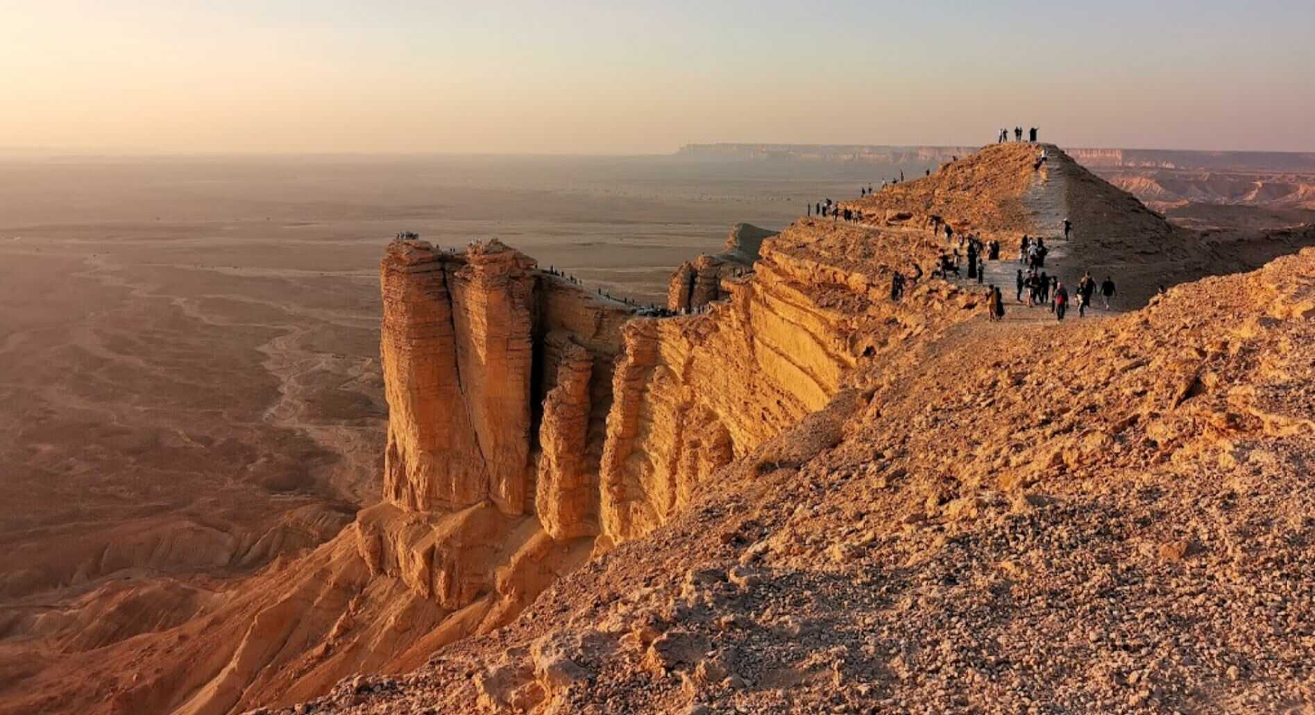 Widok na skałę z punktem widokowym w Saudi Arabii.